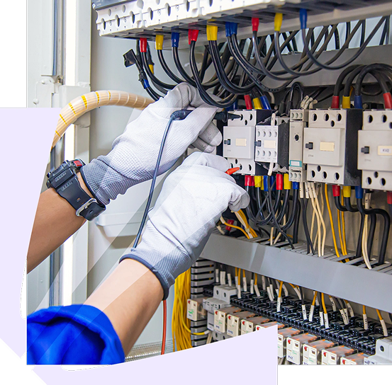 Tecnico al lavoro su un quadro elettrico